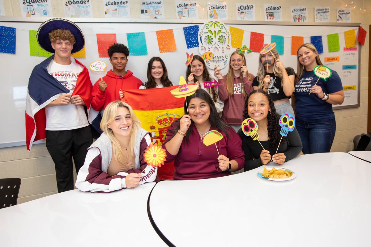 Haley_McL9's tweet photo. #CincodeMayo2023 was spent celebrating Mexican culture with a fiesta for my juniors and other classes playing traditional Latino playground games: Estatuas, A Pares Y Nones, & Pato, Pato, Ganso. #GetUpAndLearn #CaliforniaCan https://t.co/UZVxPVcZn7