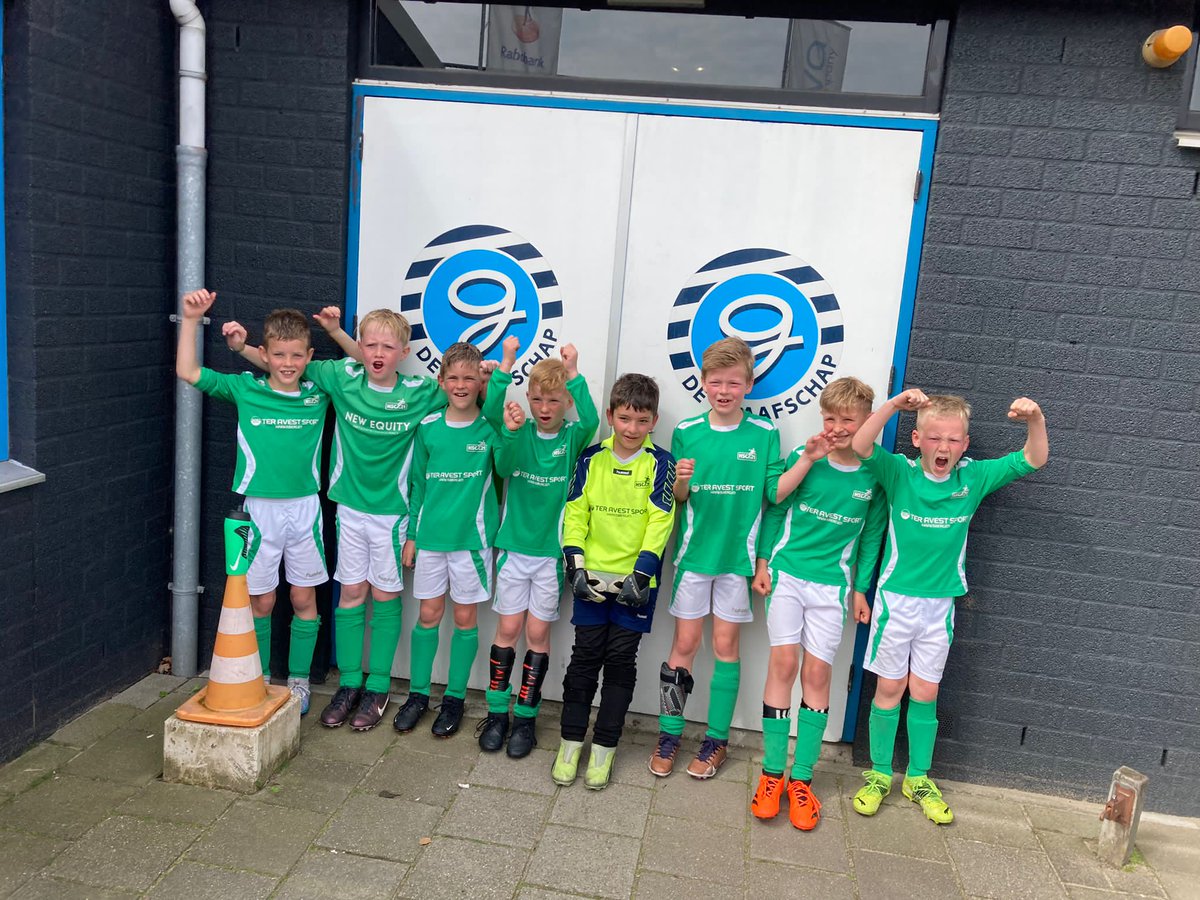 VoordeTen's tweet photo. De JO9-1 van @HSC21 zocht wat meer weerstand en zocht een oefenpotje tegen @DeGraafschapJO JO9-1. Handige jongens, maar ook dit klusje wisten de 'groene boertjes' te winnen van de 'superboertjes'. Klasse jongens. 🇳🇬⚽️💪 https://t.co/hHiFj7AEPY