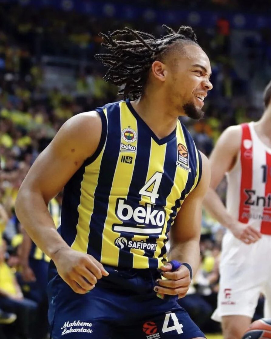FenerbahceUnion's tweet photo. Bu sezon Avrupa basketbolunu öğrendi, adapte oldu ve ciddi katkı vermeye başladı. Zaten iyi karakteri, takımdaşlığı tartışma götürmez. Önümüzdeki sezon EuroLig’in en değerli kısalarından birisi olacak. Umarım sözleşmesi uzatılır ve yine bizimle birlikte olur.#CarsenEdwards 🙌 https://t.co/qQHl4jF7iO