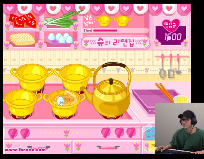 kwonsnwu's tweet photo. kala nyo mag vavalorant, ano? ito sya ngayon nagluluto ng ramen sa pink nyang stove! https://t.co/E0dLK76YfT