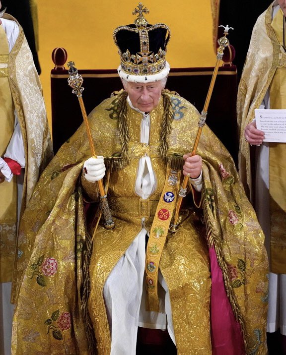 SolihullUpdates's tweet photo. 👑🇬🇧 King Charles lll has been crowned with the St Edward’s Crown by the Archbishop of Canterbury in Westminster Abbey. https://t.co/pKrr5hwZCJ