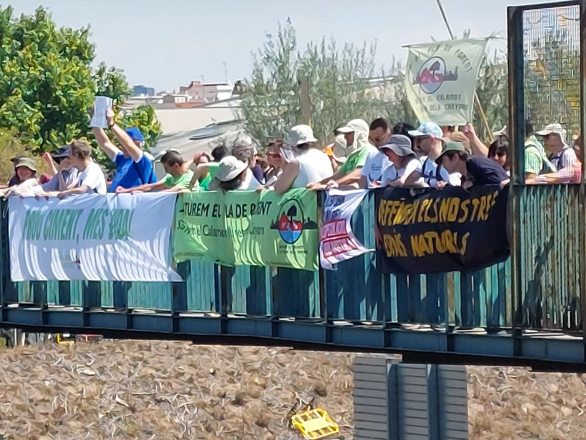 SOSBaixiLh's tweet photo. Denunciem un @pdumetropolita de 💩 i especulatiu🏗, que manté els plans urbanístics en espais naturals i agrícoles

#AturemlUrbanismedeMerda #ProuCimentMésVida 
#StopPDUM https://t.co/1TxCPii8fR