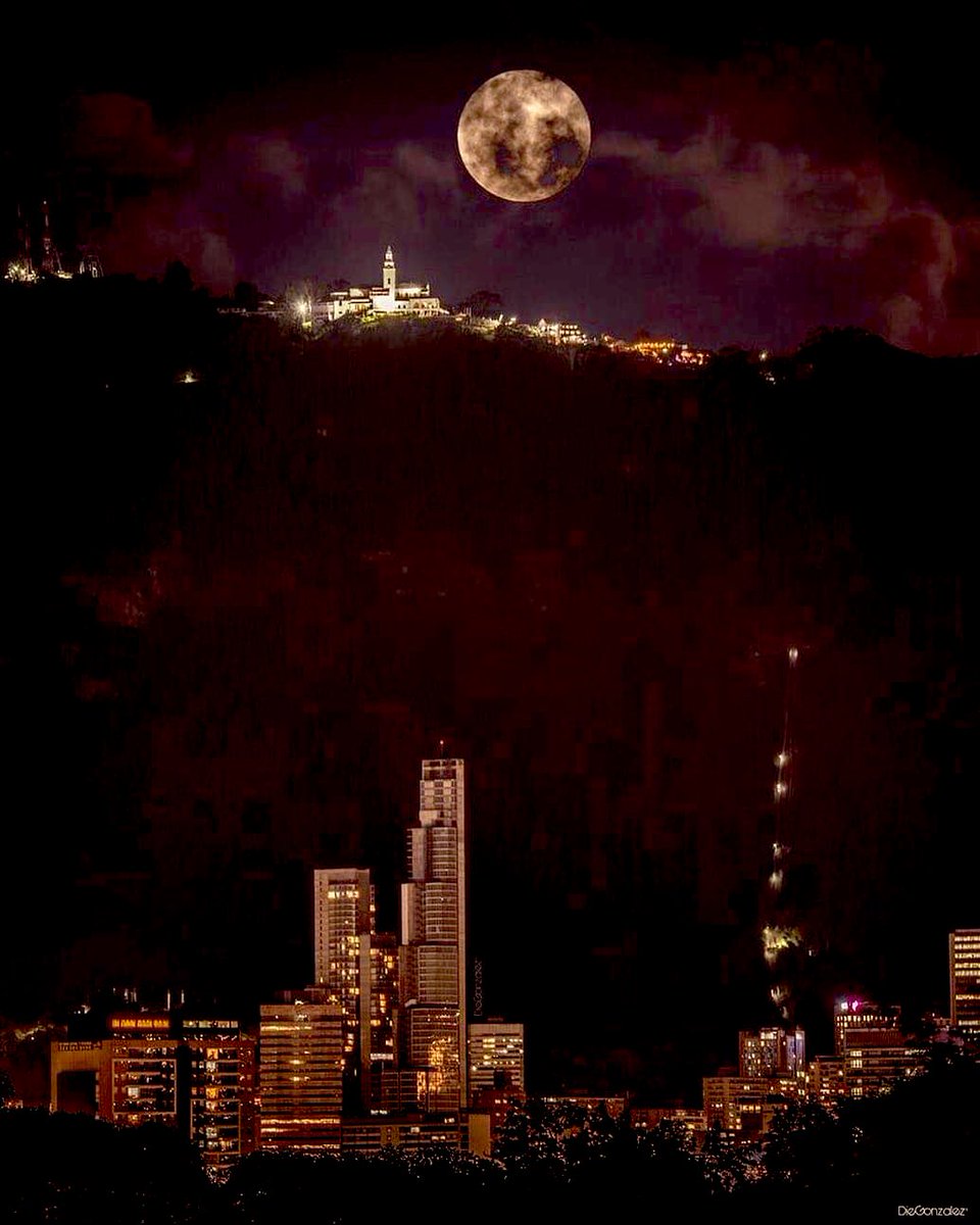 Así se vio el cerro de Monserrate anoche en Bogotá con ese espectáculo lunar!

#LunaLlena #Eclipse2023 #BOG