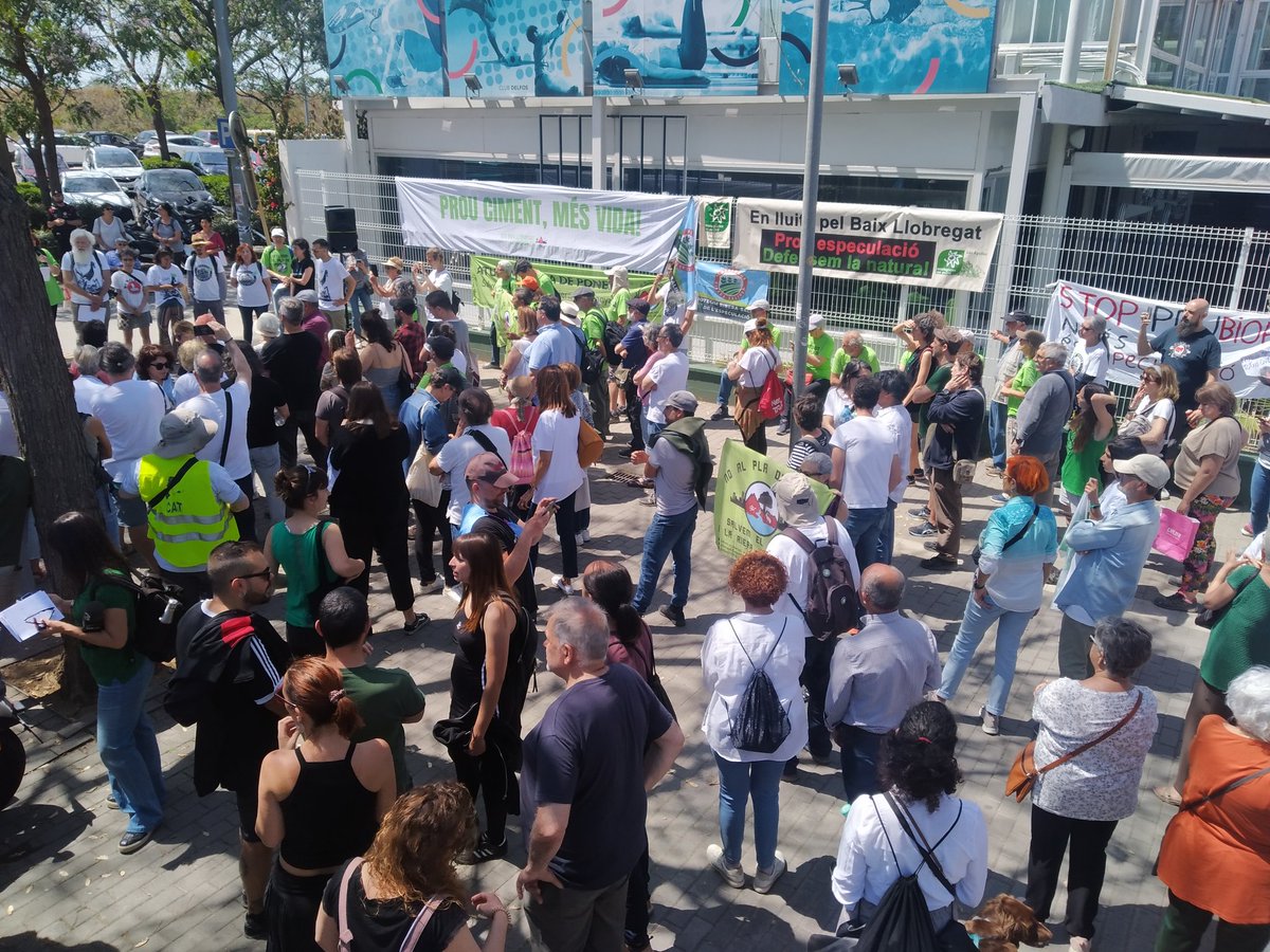 SOSBaixiLh's tweet photo. Denunciem un @pdumetropolita de 💩 i especulatiu🏗, que manté els plans urbanístics en espais naturals i agrícoles

#AturemlUrbanismedeMerda #ProuCimentMésVida 
#StopPDUM https://t.co/1TxCPii8fR