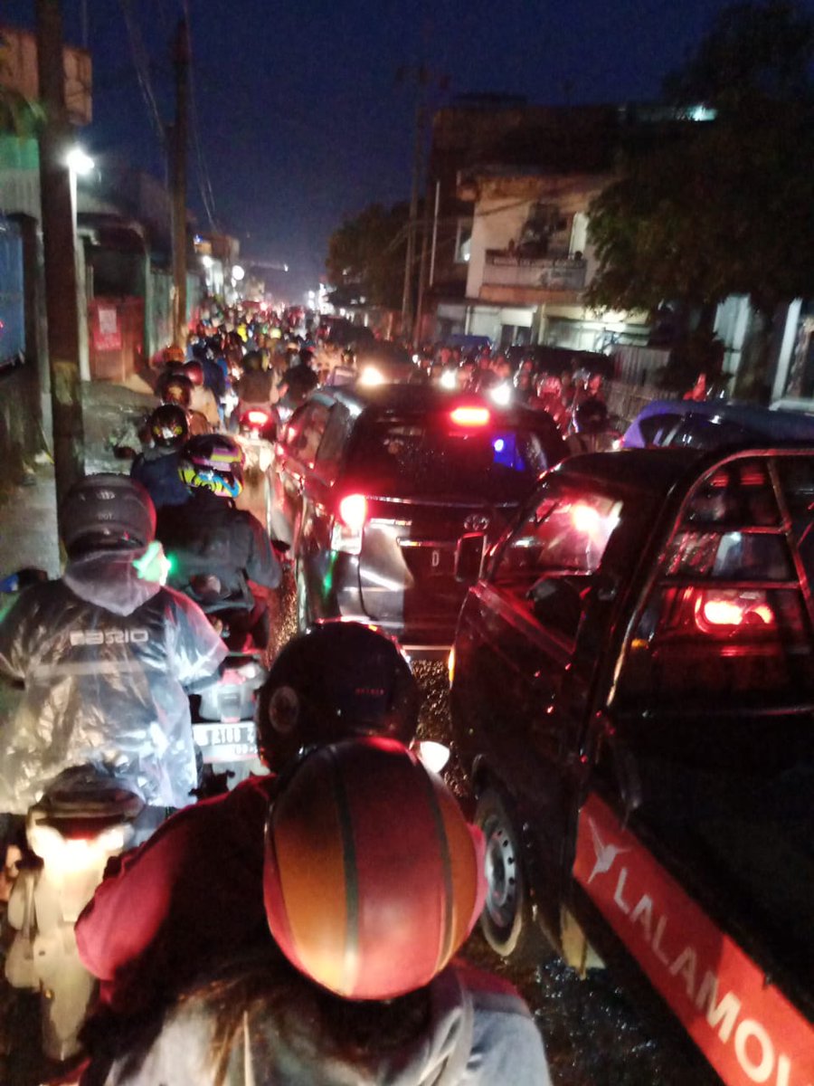 PRFMnews's tweet photo. 18.22 Jalan Sayuran Cangkuang Rancamanyar macet padat.
πΈ Antp Chanel
#CitizenReportPRFM https://t.co/4q2Q26GeeK