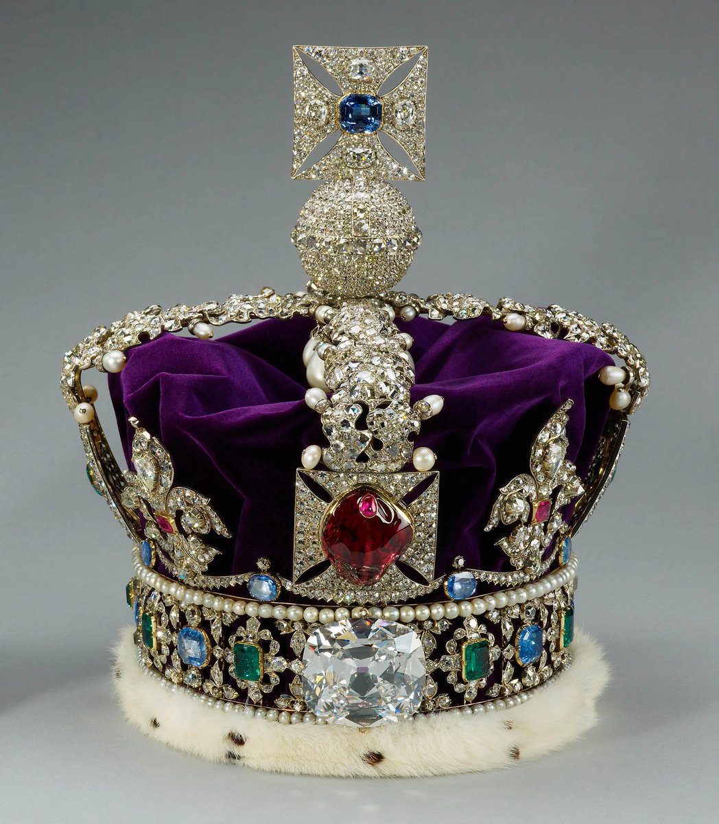 Hoy el parásito ladrón, Carlos III, ha recibido la corona y el cetro imperial británico con piezas del gran diamante "Estrella de África" robado de las minas de Sudáfrica.

La "Estrella de África" fue robada por los colonos britanicos en 1905 en una mina de diamantes en Pretoria