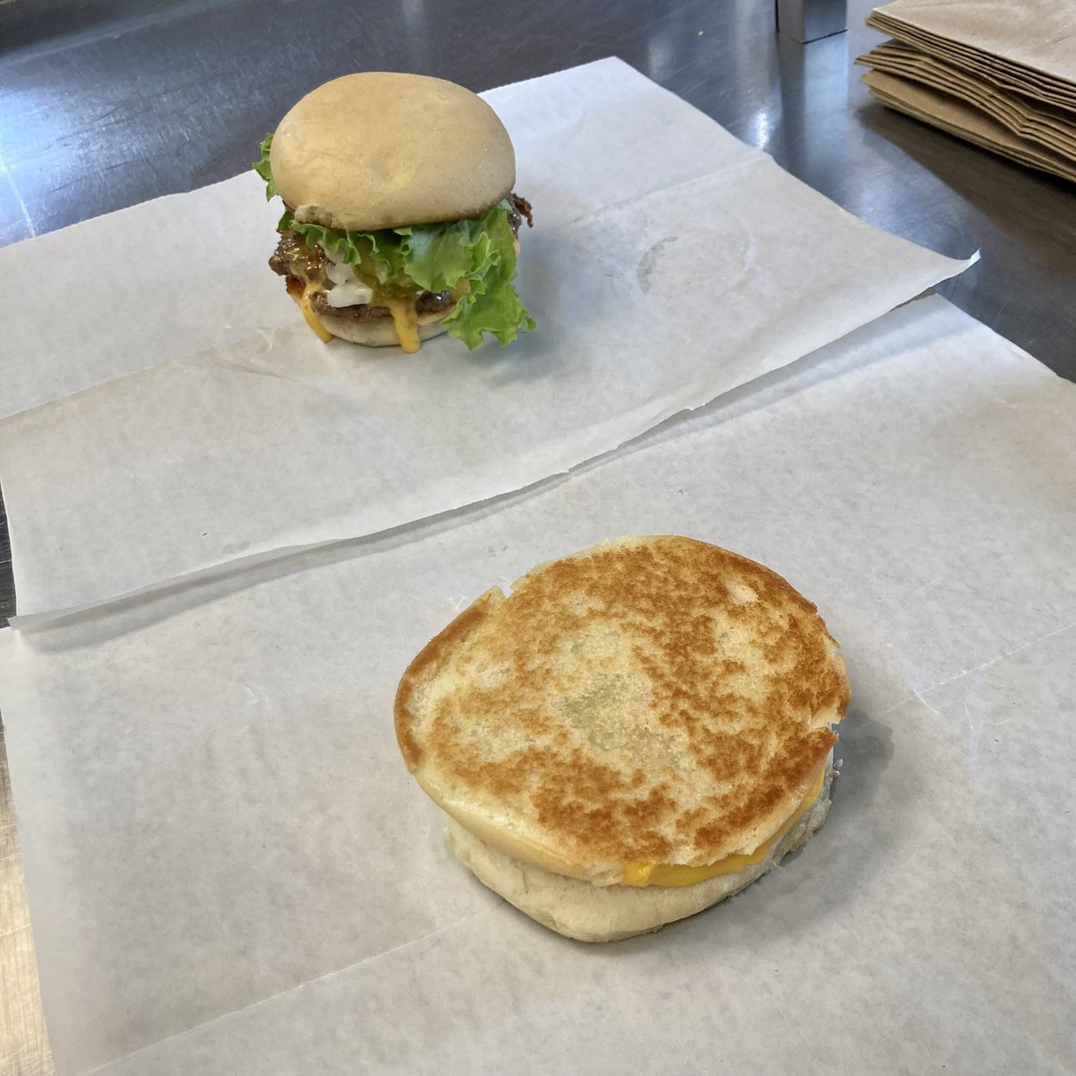 Achatzsocial's tweet photo. It's the weekend!!! Call up the squad and meet at Achatz Burgers for burgers, shakes or malts on the go!#burgersandshakes #algonacmichigan #marinecity #fastfooddoneright #fastfoodburger  #stclairshores #macombcounty #claycounty #newbaltimore #richmond #newhaven #mountclemens https://t.co/Ylt5ytkwTX