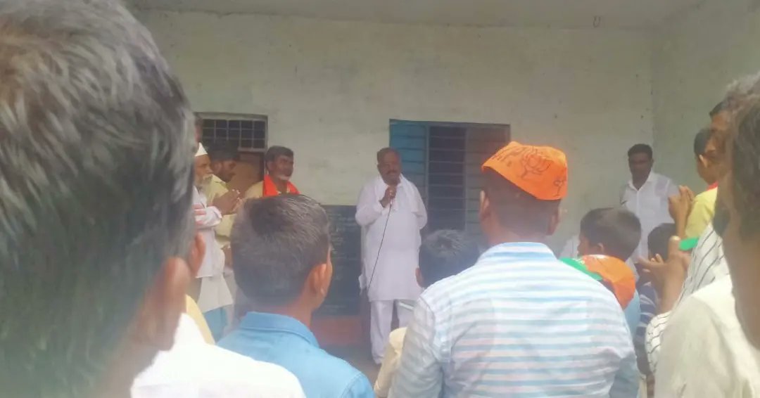 SubhashRG_BJP's tweet photo. ಇಂದು #ಆಳಂದ ತಾಲೂಕಿನ #ಕಣಮೂಸ ಗ್ರಾಮದಲ್ಲಿ ಚುನಾವಣಾ ಪ್ರಚಾರ ಸಭೆ ನಡೆಸಲಾಯಿತು.

#Aland https://t.co/ofvb4R7sdD