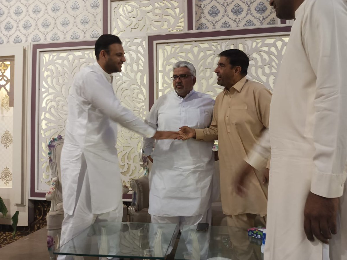 AZB_Updates's tweet photo. _سید _علی_ زین بُخاری صاحب نےبندھن مارکی میں منظور احمد  عباسی صاحب کے بیٹے علی اکبر عباسی صاحب کے ولیمے میں شرکت کی ،دولہے کو  مبارک باد پیش کی ،

@AZBukhariPTI @PTIofficial

#ptisouthpunjab  #team 

Syed _Ali _Zain Bukhari https://t.co/Ff4xQnZkTp