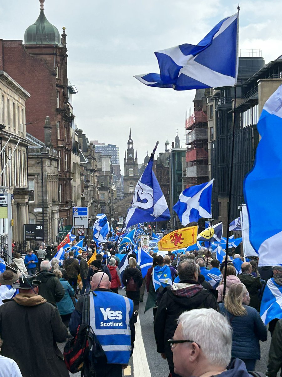 ChrisMcEleny's tweet photo. Scotland says Yes to independence. Must be well over 50k at least…but then I’ve got know idea how many tens of thousands are in front of the sea of saltires as far as the eye can see https://t.co/5rT4SxQW3R