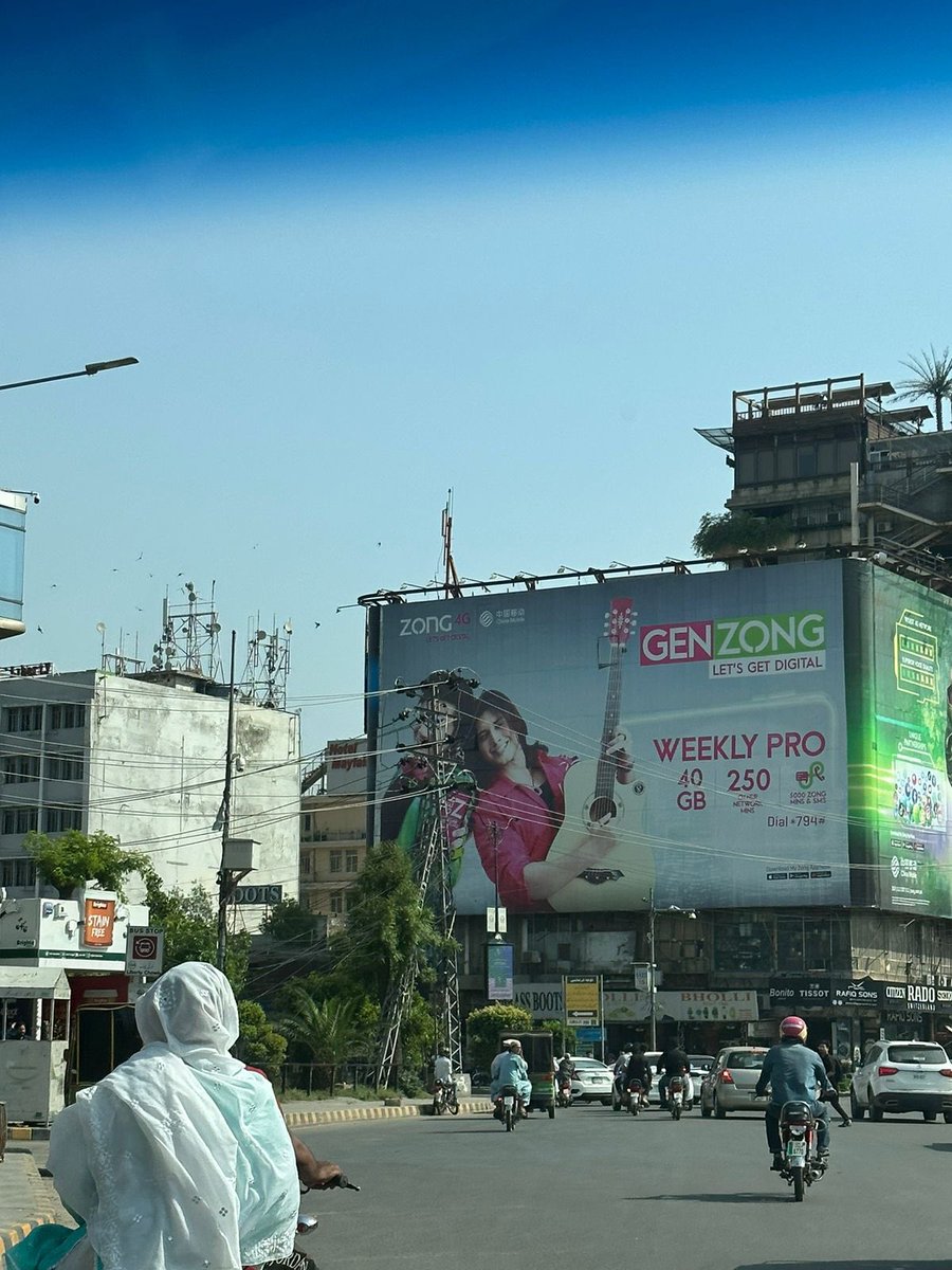 AaimaSaqib's tweet photo. This billboard is displayed by ZONG on liberty chowk. The location is prime and it is promoting fun deal with lots of minutes and GB’s that you can enjoy. This campaign has famous personalities to promote this advertisement.
#FormanitesWrite https://t.co/HA2CUW67Xp