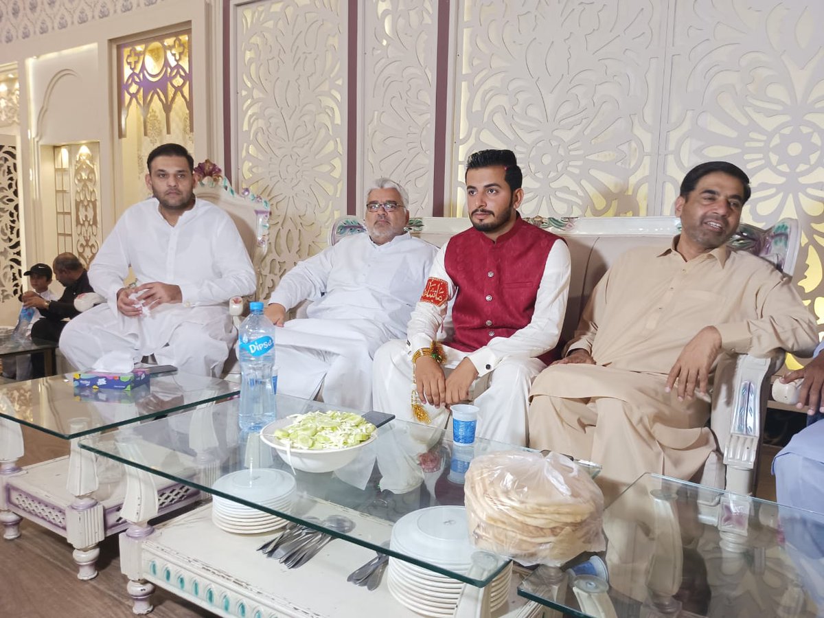 AZB_Updates's tweet photo. _سید _علی_ زین بُخاری صاحب نےبندھن مارکی میں منظور احمد  عباسی صاحب کے بیٹے علی اکبر عباسی صاحب کے ولیمے میں شرکت کی ،دولہے کو  مبارک باد پیش کی ،

@AZBukhariPTI @PTIofficial

#ptisouthpunjab  #team 

Syed _Ali _Zain Bukhari https://t.co/Ff4xQnZkTp
