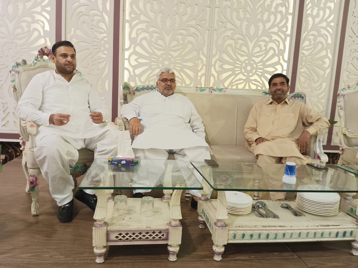 AZB_Updates's tweet photo. _سید _علی_ زین بُخاری صاحب نےبندھن مارکی میں منظور احمد  عباسی صاحب کے بیٹے علی اکبر عباسی صاحب کے ولیمے میں شرکت کی ،دولہے کو  مبارک باد پیش کی ،

@AZBukhariPTI @PTIofficial

#ptisouthpunjab  #team 

Syed _Ali _Zain Bukhari https://t.co/Ff4xQnZkTp
