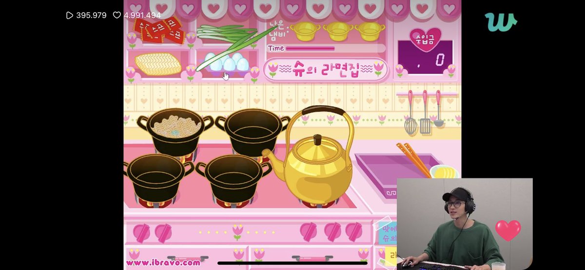 starfess's tweet photo. -guys ADA IDOL KOREA SI PALING GAMERS KATANYA HARI SABTU MAU LIVE MAIN GAME… ditungguin sampe sabtu live nya eh ternyata MAIN GAME MASAK RAMYEON… 😭😭 menyerah🏳️🏳️ 🙏🏻 https://t.co/TSqzSr4DYW