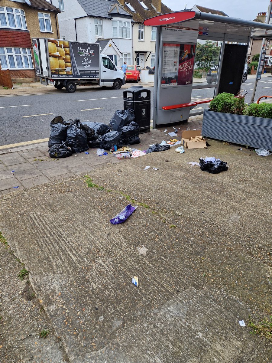 kittykatelc's tweet photo. @LBRUT @LBRuT_Help Totally get that it's a bank holiday weekend but not having our rubbish picked up when you make us put it by the normal bin is disgusting and an eye sore. Either give us a proper bin or collect the rubbish on time. https://t.co/TI0W3PyFu4