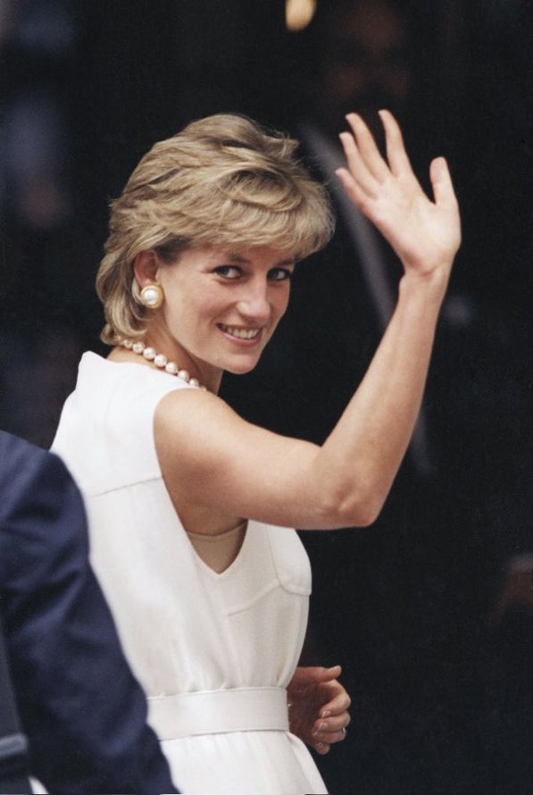 imaginate lo icónica que tuviste que haber sido en vida y todavía después de casi tres décadas haber muerto como para que el día de la coronación del rey de inglaterra todo el mundo esté hablando de vos, only princess diana #Coronation
