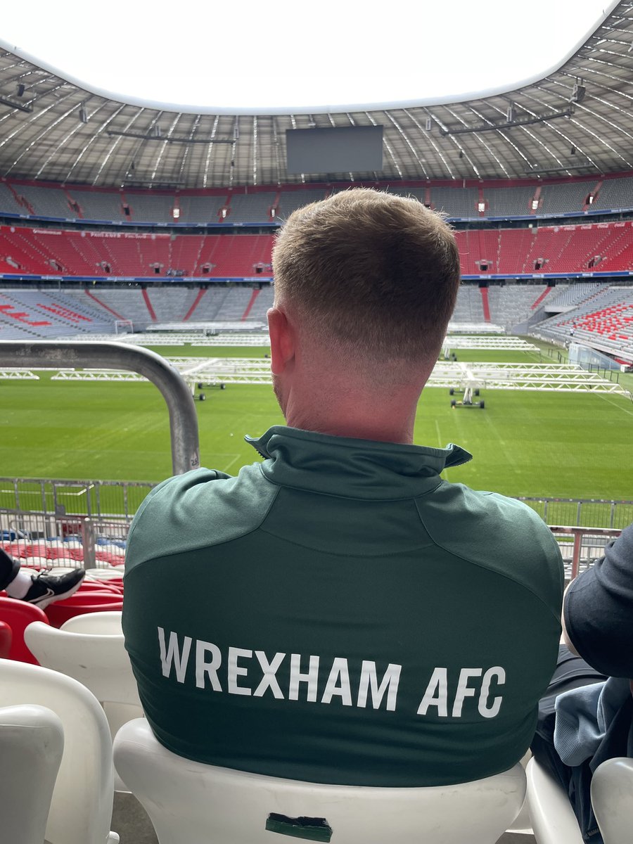 AronParry's tweet photo. @Ian_Cakes repping in Munich 🇩🇪 🏴󠁧󠁢󠁷󠁬󠁳󠁿 @VancityReynolds @RMcElhenney @Wrexham_AFC #WrexhamAFC https://t.co/XOWA5bz6En