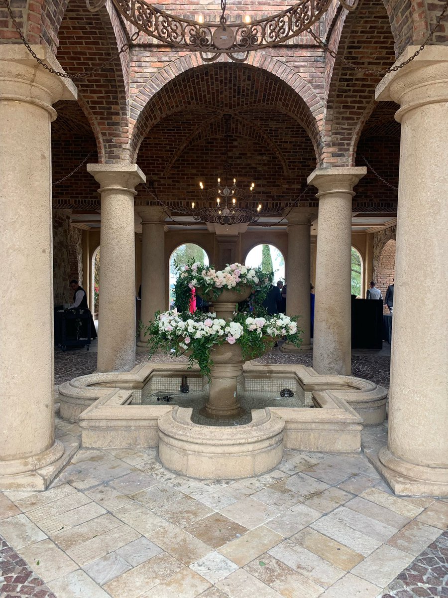 bluegrass_chic's tweet photo. Beautiful wedding yesterday @Bella_Collina with @atlastwedding we can’t get over this #fountainflower our client asked us to do!! #orlandowedding #orlandoflowers #weddingflowers #weddingideas https://t.co/G0Mrqw3SCc
