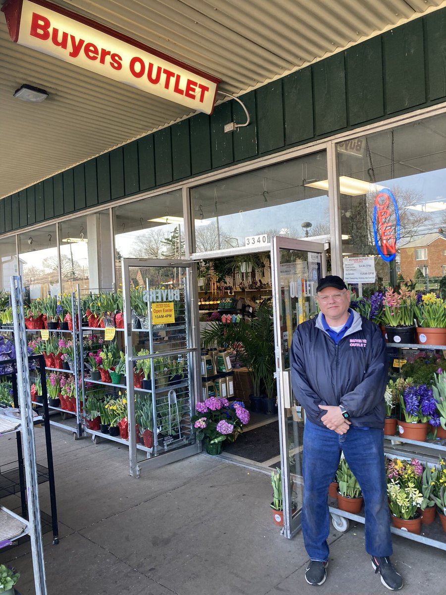 SkrticX's tweet photo. Met Dennis Lynch, family owner of Buyers Outlet, a variety and flower shop in Warren Village Plaza. Cult following among plant lovers for vast selection and incredible deals. Highly recommend visiting this amazing 35-year-old business. Photos: April 8, 2023. https://t.co/LBz0kIr1Vt