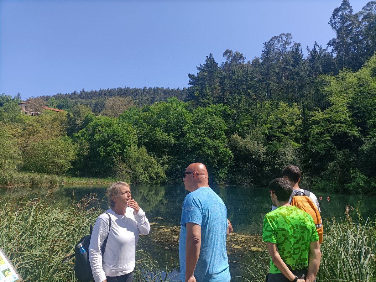 PatrimonioGeo's tweet photo. Continuamos viendo el Pozo de Tremeo, un lago permanente de agua salobre formado a partir de una dolina de colapso. Viola Bruschi nos cuenta que estamos sobre un diapiro del Keuper @sgeologica @costaquebradaPG https://t.co/S7dmdFyamn