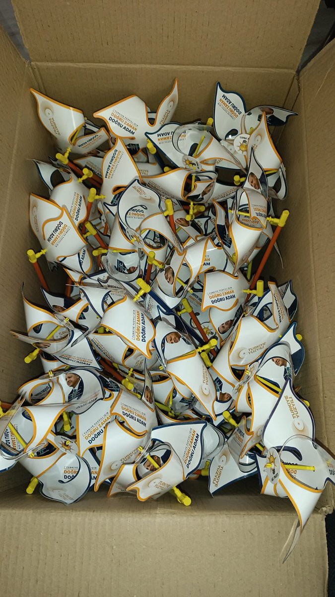 Bursa'nın Orhangazi ilçesinde elinde AK Parti logolu oyuncak ile CHP seçim bürosunun önünde oyun oynayan 10 yaşındaki çocuğun sırtına kaynar çay fırlatan CHP seçim bürosu görevlisi M.A isimli şahıs çıkarıldığı mahkemece tutuklanarak cezaevine gönderildi.