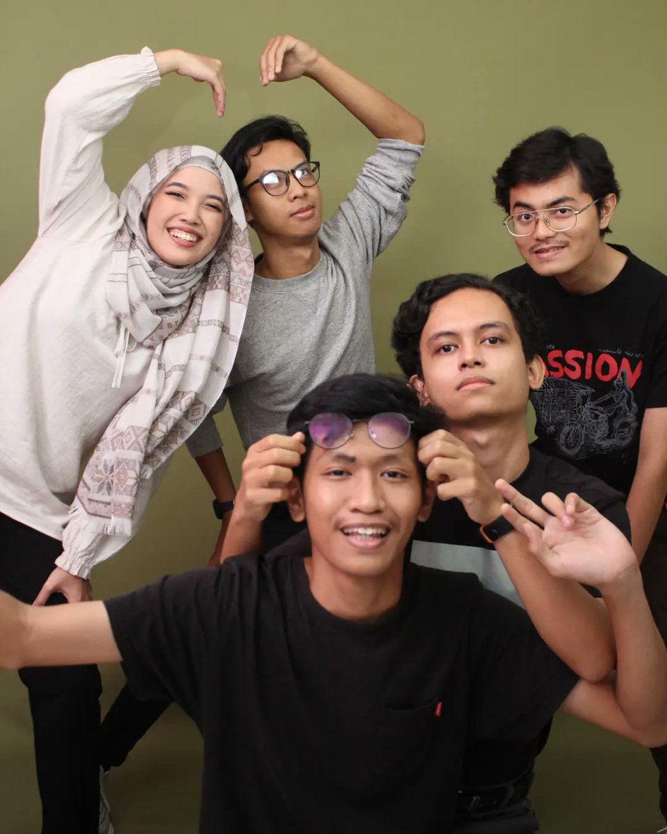 Sesi membingkaikan memori. 

*Tapi nak kena photoshoot lagi sebab masa tu bassist tiada di dalam kawasan hm...