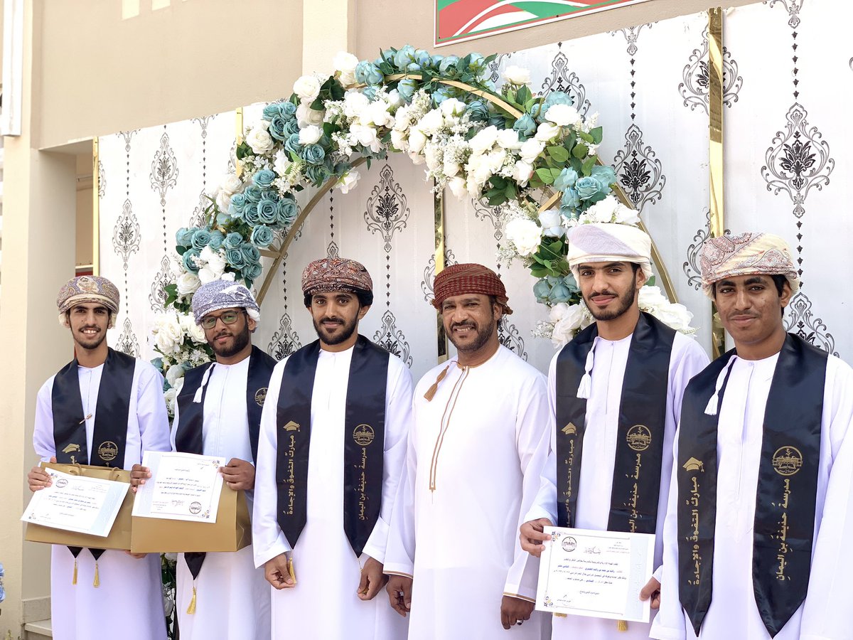 n1e_i's tweet photo. الحمدالله بعـد تعب وسهر وفقنا الله وارزقنا الدرجات العاليه 🥹🎓#الطلبه_المجيدين #دفعة2023 https://t.co/LNn21zbUyg