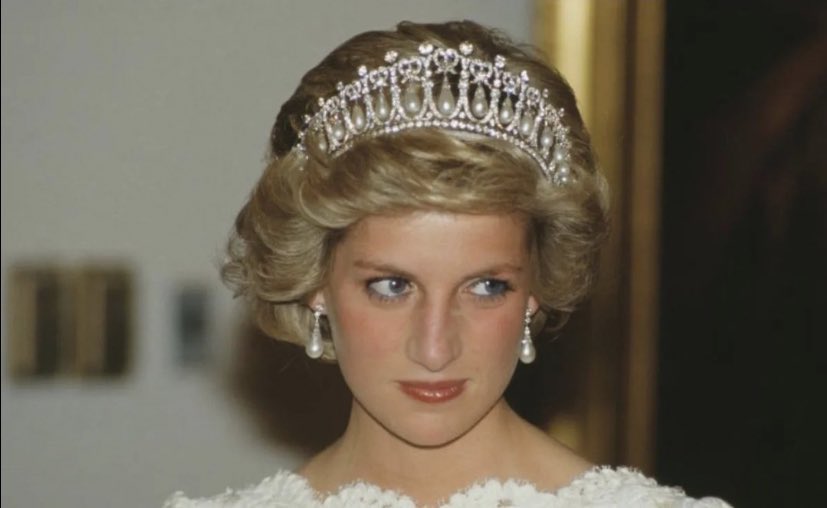 sleepinthewave2's tweet photo. Lady Di, Diana de Gales siempre serás la Reina de todos los reinos y de los corazones de mucha gente. ❤️✨ #Coronation https://t.co/AvLRcgJSDK