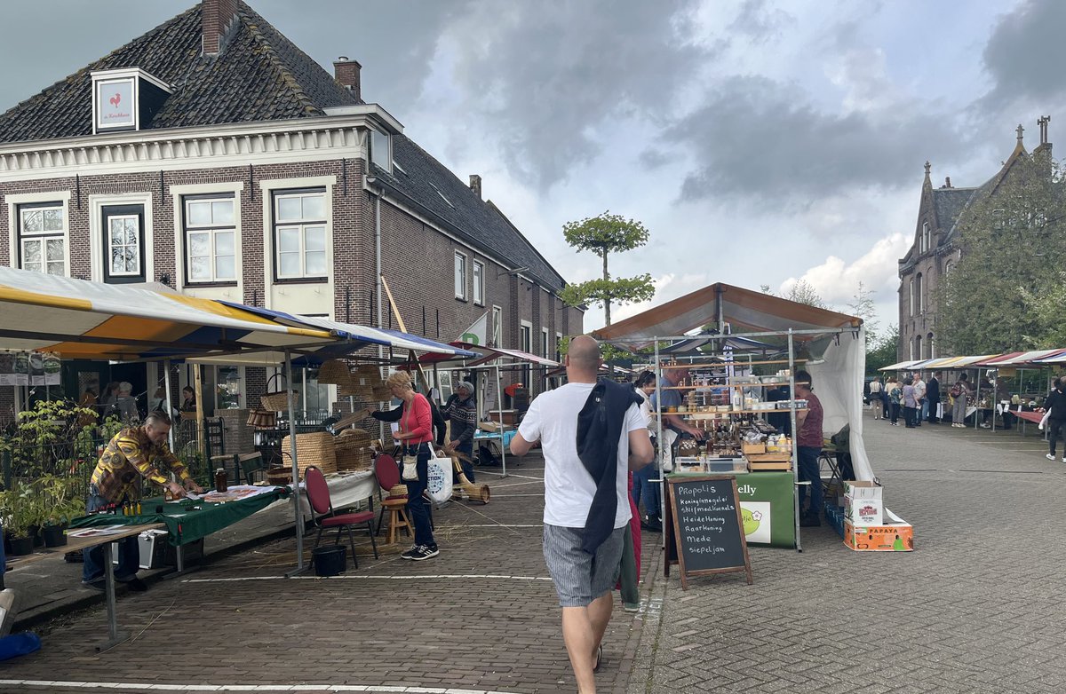 Vandaag bijenmarkt in West Beemster. Goede initiatieven van particulieren, instellingen en bedrijven. Wat mooi dat dit wordt georganiseerd.
