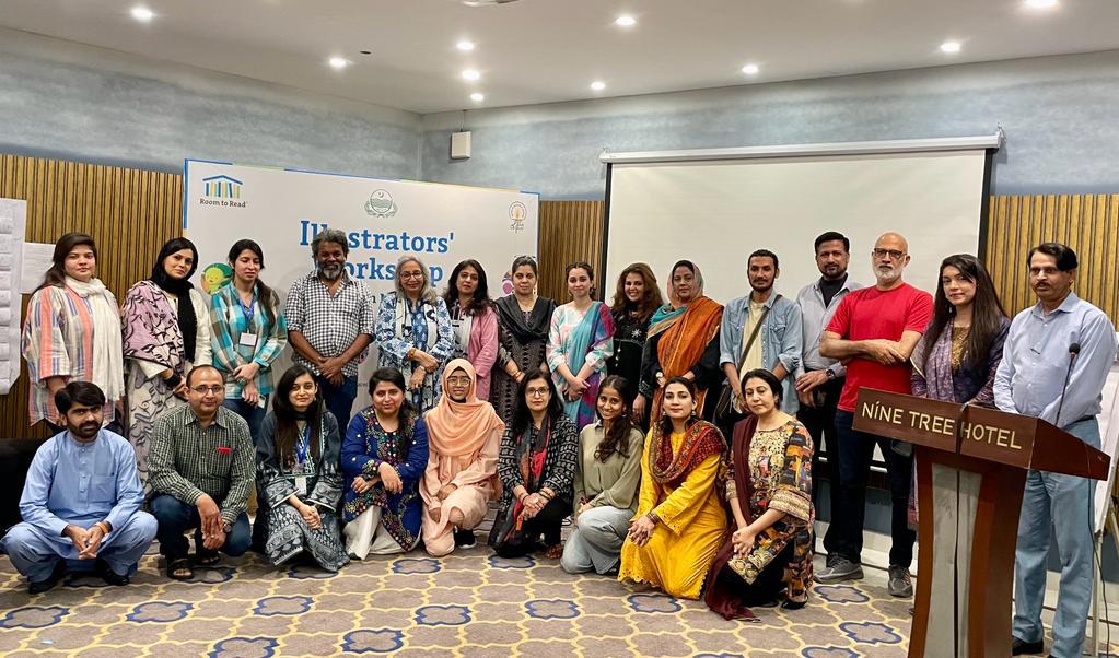 itacecorg's tweet image. Final day of the Illustrators’ Workshop organized in Lahore by #ITACEC&apos;s #PakistanLiteracyProject in partnership with @RoomtoRead 
Mahesh Prathirathna and @husain_rumana have been working with the #illustrators, #ArtEditors and text editors along with the three publishers
(1/2)