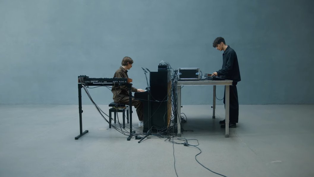 DidierMerahTalk's tweet photo. #音楽評論 #表現解説 #TWOLANES #Electronic #ambient 
TWO LANES - Ascend (Live Session): https://t.co/dx1UZwECsc 

作曲ともレコーディングとも少し違って、例えるなら「書類を作成する」様なマインドを感じる二人のセッション。
音楽と言うよりはもっと機械的な作業。オフィスで残業しているような印象に近い。

音楽的に嫌いと言うわけではないが、卓上感の強い無機質さの方が先に立つ。彼等の意図で「リスナーに過剰な深入りを拒む」ようなインプレッションが強い。

途中残響か手弾きか分からないピアノの連打音があるが、よく見ると半分が手弾きでその手弾きをリバーブに乗せて飛ばしているところが面白い。