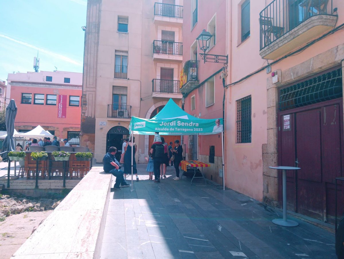 sitarragona_cat's tweet image. La carpa de @jxcatcamptgn a la plaça del Fòrum obstaculitza per complet el pas dels vianants. De veritat estan tan desesperats per obtenir vots que s'han de posar al mig?