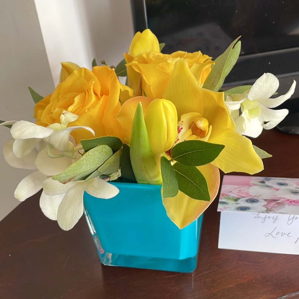 We have amazing florists in #Manotick Sunshine and happiness delivered from Rebel Petal 🌼☀️💛 
#SmallBusiness #SaturdayShoutout