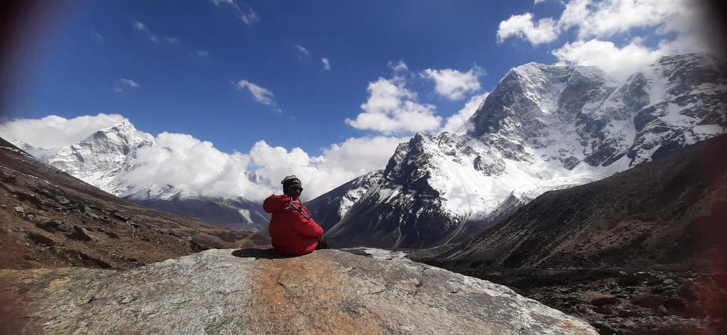 How does it feel to view the world from top?
#ontopoftheworld #mountains #everest2023