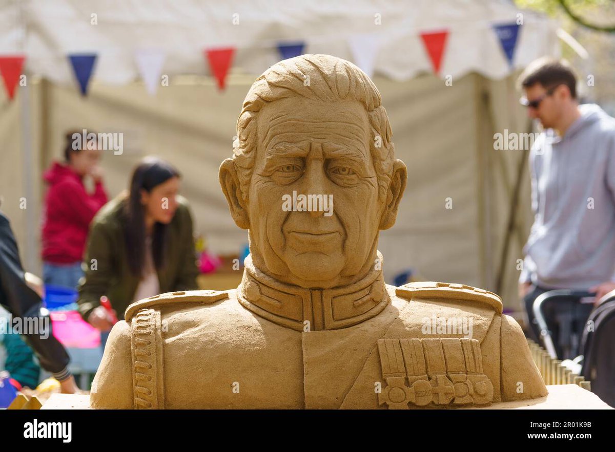 MaranathaPhotos's tweet photo. #Sculptures of the King and Crown by #PeterMcKenna and team from #SandInYourEye. Made in the studio, the sculptures took 5 days to fashion. #Hull @hulllive @yorkshirepost @Alamy_Editorial https://t.co/NsZ3mUEGQb