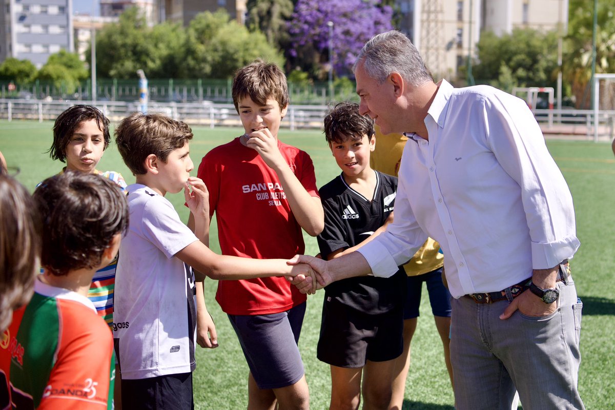 jlsanzalcalde's tweet photo. Hoy me ha acompañado @AlmeidaPP_ al entrenamiento del @Carugbysevilla, que se está preparando para la final  del campeonato de España sub12. 🏈

🟡 Tengo preparado un plan estratégico del deporte, con el que vamos a renovar e incrementar las instalaciones para que los deportistas puedan entrenar en las mejores condiciones.
 
✅ Quiero que en Sevilla haya centros deportivos de primer nivel como en otras ciudades y pueblos, que todos los barrios cuenten con infraestructuras deportivas y convertir a Sevilla en la ciudad del deporte. #ElCambioQueNecesitaSevilla #Faltan22días
