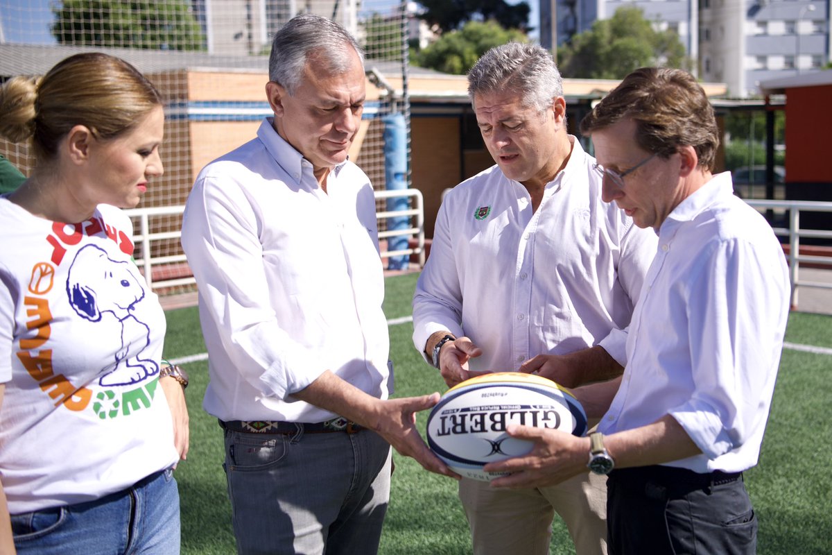 jlsanzalcalde's tweet photo. Hoy me ha acompañado @AlmeidaPP_ al entrenamiento del @Carugbysevilla, que se está preparando para la final  del campeonato de España sub12. 🏈

🟡 Tengo preparado un plan estratégico del deporte, con el que vamos a renovar e incrementar las instalaciones para que los deportistas puedan entrenar en las mejores condiciones.
 
✅ Quiero que en Sevilla haya centros deportivos de primer nivel como en otras ciudades y pueblos, que todos los barrios cuenten con infraestructuras deportivas y convertir a Sevilla en la ciudad del deporte. #ElCambioQueNecesitaSevilla #Faltan22días