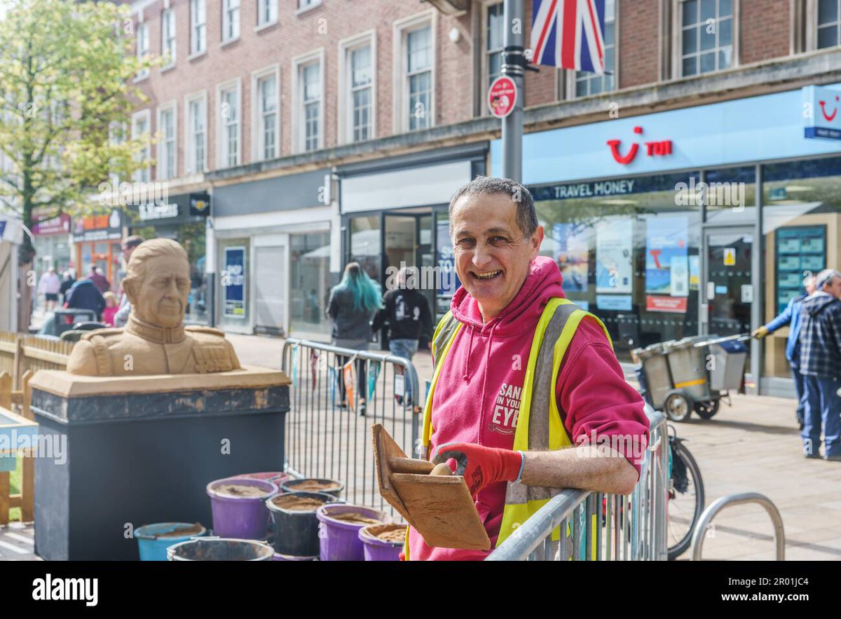 MaranathaPhotos's tweet photo. #Sculptures of the King and Crown by #PeterMcKenna and team from #SandInYourEye. Made in the studio, the sculptures took 5 days to fashion. #Hull @hulllive @yorkshirepost @Alamy_Editorial https://t.co/NsZ3mUEGQb