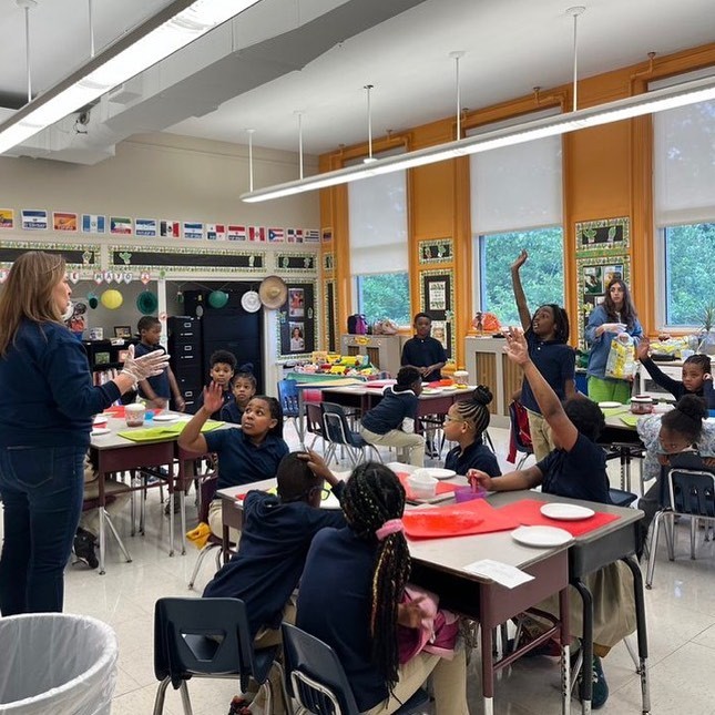 FriendshipPCS's tweet photo. #Repost @fpcs_woodridge ¡Feliz cinco de mayo! These 2nd graders got to make salsa with Ms. Natalie & Sra. Garzón in another collaborative effort with Spanish class & the @foodcorps program.
¡Nos encanta verlo! #cincodemayo #salsamaking #friendshippcs #woodridgeeaglessoar💙💛💙🦅 https://t.co/WH1LcYD0Om