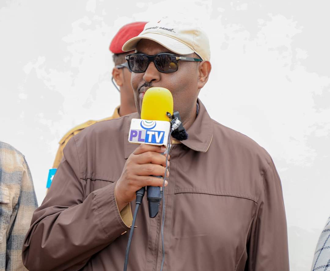 Plstatehouse's tweet photo. 1/3 Madaxweynaha DPL @HESaidADeni & wafdi uu hoggaaminayo ayaa siweyn loogu soo dhoweeyay deegaanka #Awrculus ee ka tirsan Degmada #Garoowe .
Madaxweynaha oo fagaare Kula hadlay Bulshadii soo dhoweysay, ayaa ku baaqay in dadka deegaanku isu diyaariyaan Doorashada Goleyaasha ➡️ https://t.co/WffbIQgElM