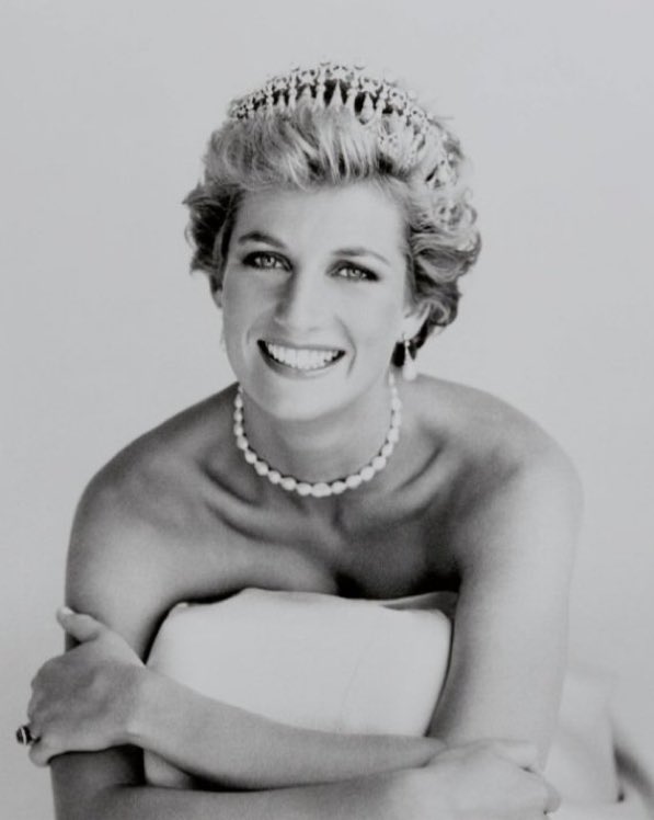 coherence_e's tweet photo. Le roi Charles III a été officiellement couronné à l'Abbaye de Westminster à Londres. Dans la foulée, son épouse la reine Camilla a également reçu la couronne. 
Comment ne pas penser à #LadyDiana 👸, icône planétaire qui appartient certes au passé mais que personne n’oubliera… https://t.co/korLSnYRAE