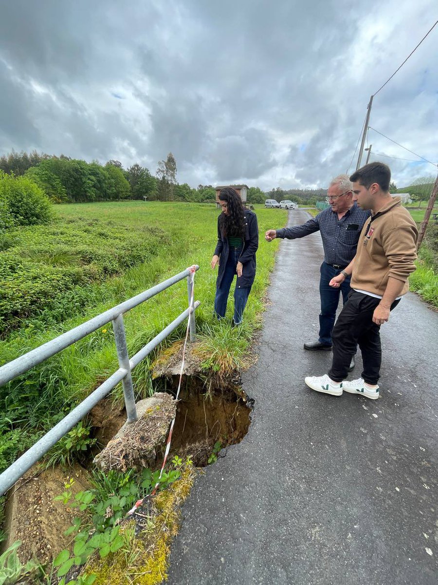 compostelaberta's tweet photo. 👥 @maria_rzs e @xanduro estiveron hoxe en Busto, recollendo as necesidades da veciñanza. A @AAVVBUSTO  trasladou moitas demandas, entre elas o arranxo das pontes da parroquia. Foi un compromiso do alcalde que segue incumprido. https://t.co/lPZODlCsIc