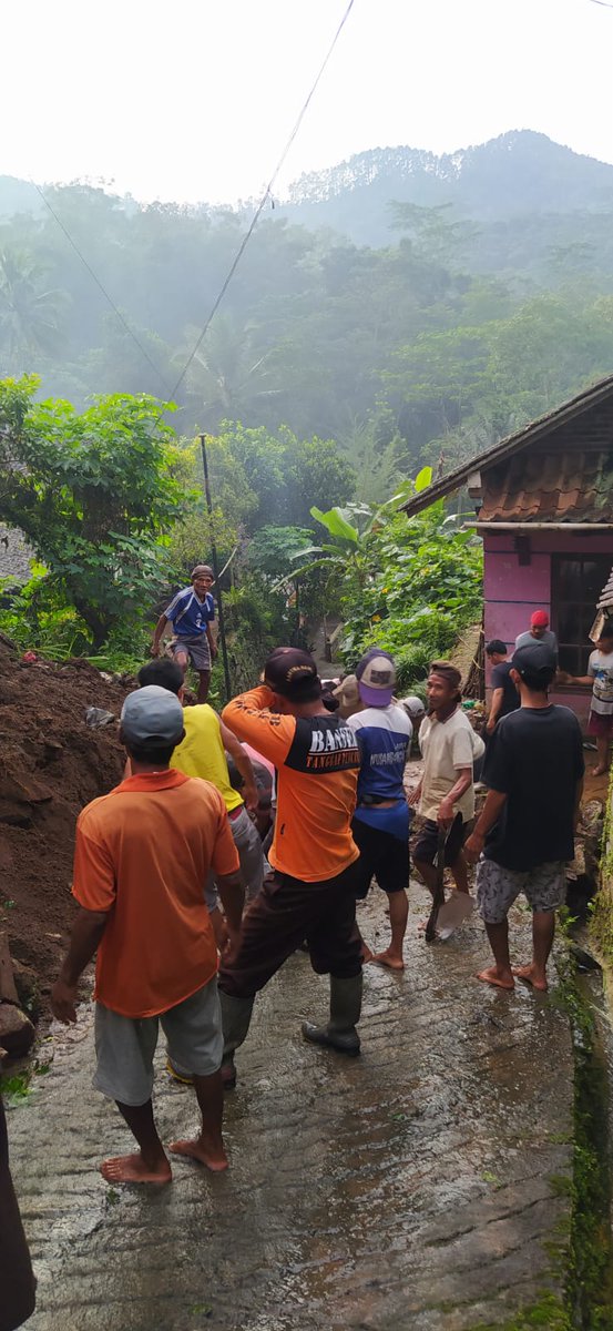 TrimoHarnanto9's tweet photo. Pagi tadi BANSER BAGANA SATKORYON Kajoran membantu warga mengondisikan matrial tanang longsor di Dusun Bangsri Desa Bangsri Kec. Kajoran Kab. Magelang  karena semaleman hujan lebat. https://t.co/aG4Co818gy