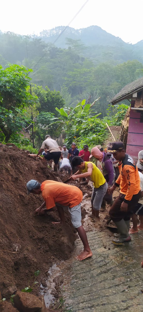 TrimoHarnanto9's tweet photo. Pagi tadi BANSER BAGANA SATKORYON Kajoran membantu warga mengondisikan matrial tanang longsor di Dusun Bangsri Desa Bangsri Kec. Kajoran Kab. Magelang  karena semaleman hujan lebat. https://t.co/aG4Co818gy