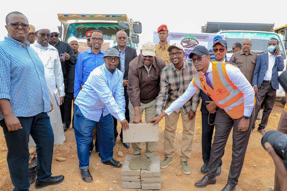 shaluco's tweet photo. Madaxweynaha Dowladda #Puntland Mudane @HESaidADeni iyo wafdi uu hogaaminayo ayaa maanta kormeer ku tagay deegaano hoosyimaada degmada Garoowe, Madaxweyne #Deni ayaa mashaariicda dhagax dhigay, waxaana uu kulamo la qaatay Bulshada deegaanada #Awrculus iyo #garyaqaan. https://t.co/ADpz9HQWgf