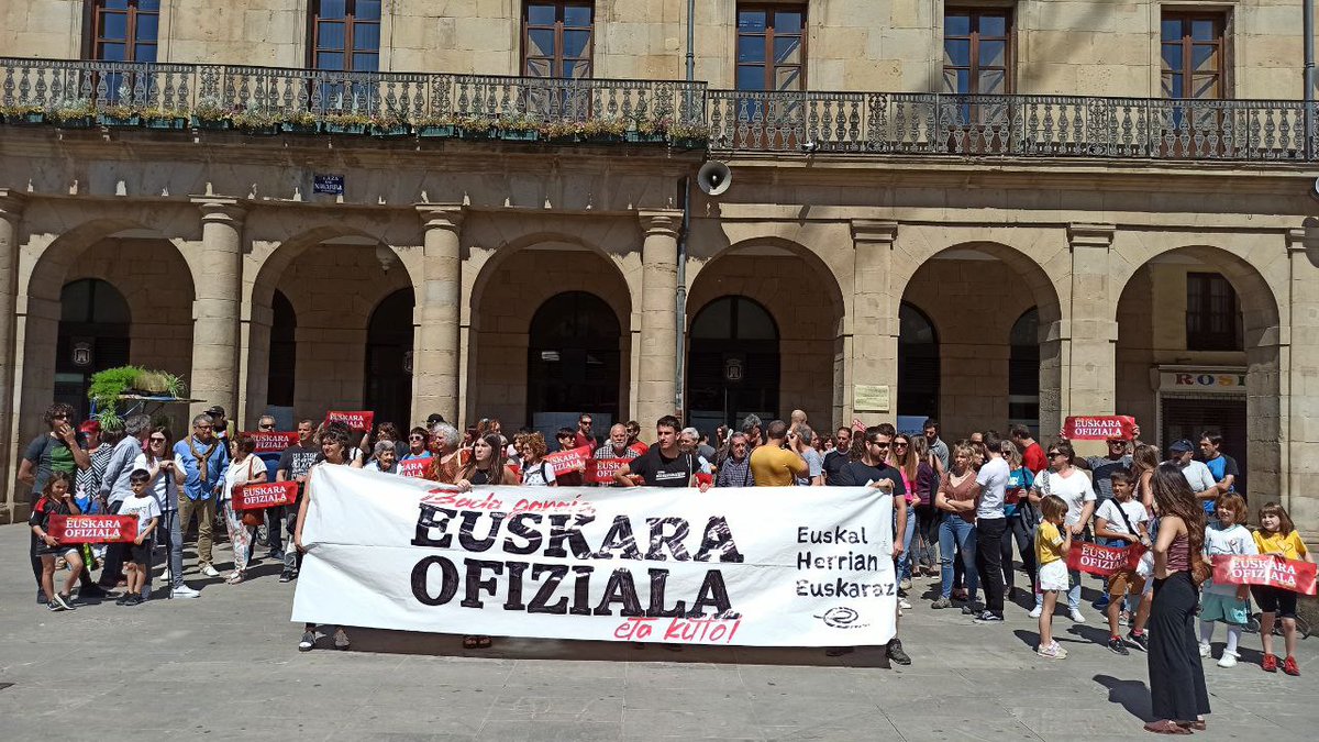 Tafallako plazan elkartu gara euskaraz bizitzeko eskubidea dugula eta Nafarroa osoan #EuskaraOfiziala izan behar dela aldarrikatzeko.

Hurrengo larunbatean, denok Iruñera! 💪
