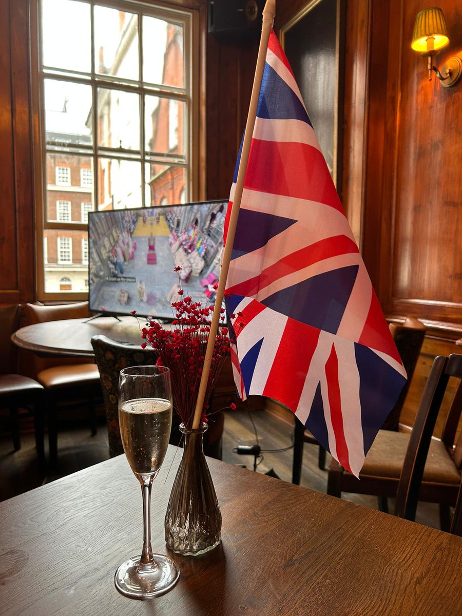 ChesterfieldW1's tweet photo. A glass of bubbly will never go a miss! Enjoy a day to remember here at The Chesterfield Arms! https://t.co/CQs79if2Vd