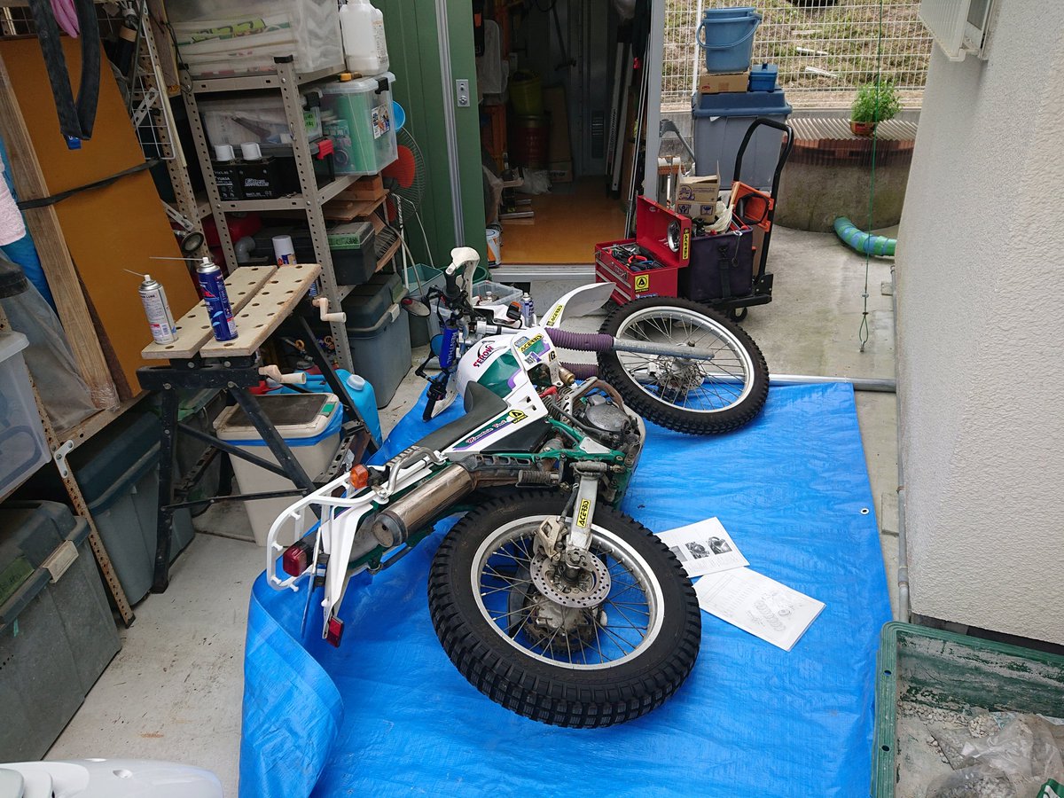 nakanisan's tweet photo. 連休最終日前日
１年半放置の自転車
タイヤ交換。

１年放置のバイク
クラッチ交換
まとめてしたった https://t.co/c4uwry23V4