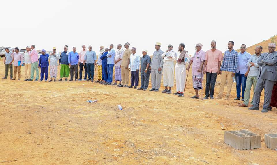shaluco's tweet photo. Madaxweynaha Dowladda #Puntland Mudane @HESaidADeni iyo wafdi uu hogaaminayo ayaa maanta kormeer ku tagay deegaano hoosyimaada degmada Garoowe, Madaxweyne #Deni ayaa mashaariicda dhagax dhigay, waxaana uu kulamo la qaatay Bulshada deegaanada #Awrculus iyo #garyaqaan. https://t.co/ADpz9HQWgf