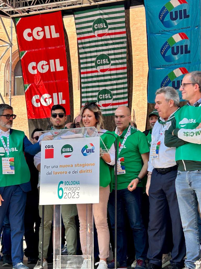 FIMCISLROMAGNA's tweet photo. La delegata #FIM Romagna Monica Graziani. Intervento dal palco di Cgil #Cisl, Uil a Bologna: è necessario valorizzare il lavoro delle donne con sconti contributivi alle madri lavoratrici.
Va reintrodotta l’opzione donna come era in precedenza. #fimcislromagna https://t.co/onXF1QcP5H
